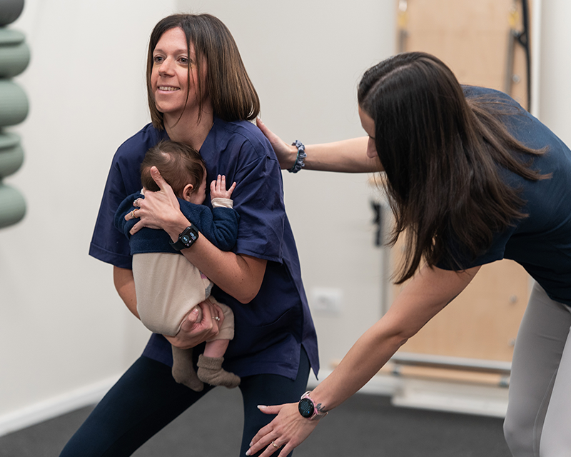 Lezione di ginnastica post parto Mamma & Baby con fisioterapista presso Rinnova Medical a Nova Milanese.