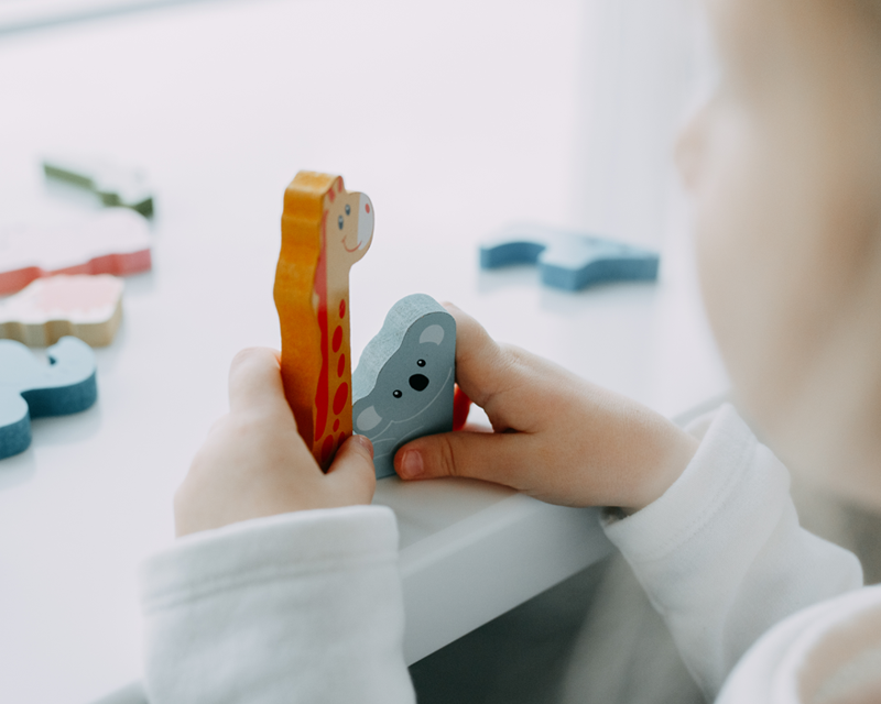Bambino durante una valutazione di neuropsichiatria infantile presso Rinnova Medical a Nova Milanese.