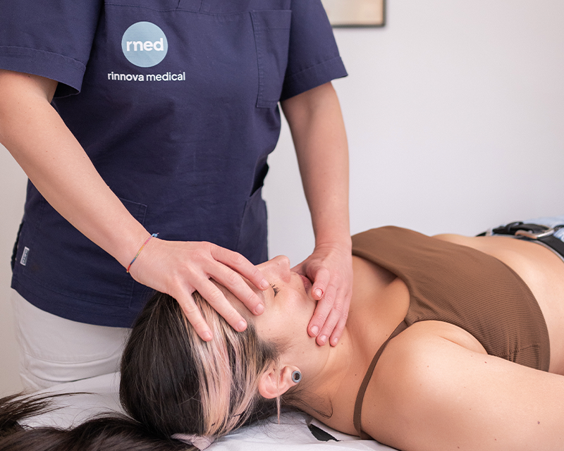 Trattamento osteopatico per cervicalgia e disturbi muscoloscheletrici presso Rinnova Medical.