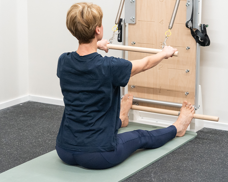 Seduta di Pilates terapeutico per postura e riabilitazione presso Rinnova Medical Nova Milanese.