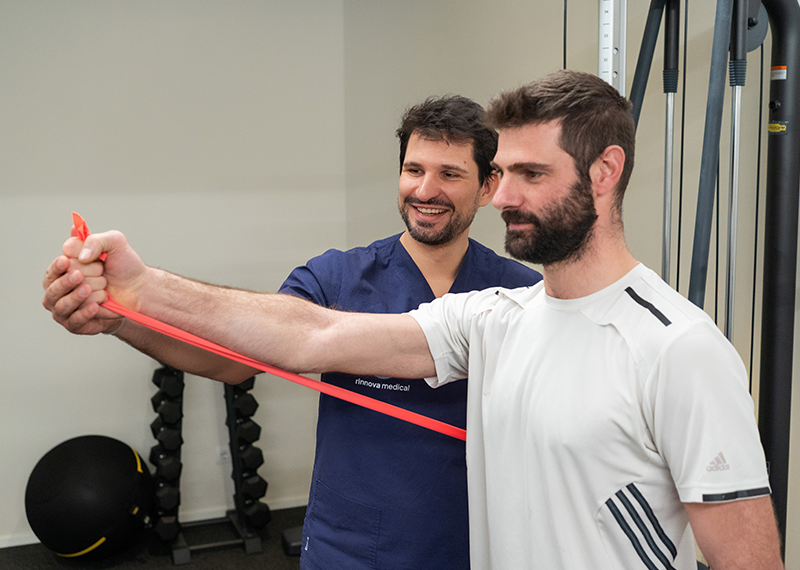 Percorso di riabilitazione in palestra con esercizi terapeutici supervisionati da un fisioterapista.