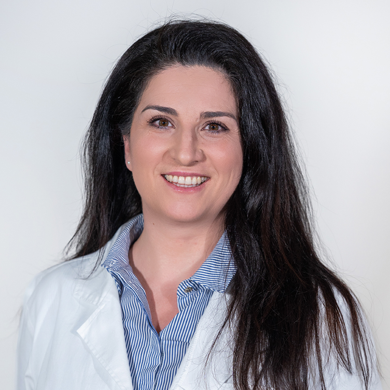 La Dott.ssa Mirena Azizi, medico ecografista presso Rinnova Medical a Nova Milanese.
