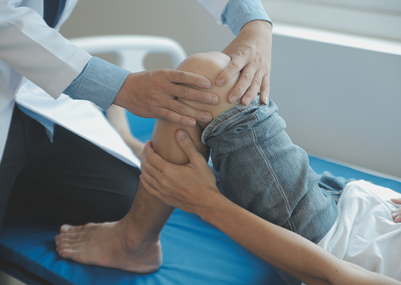 Valutazione del ginocchio durante una visita di reumatologia pediatrica presso Rinnova Medical a Nova Milanese.