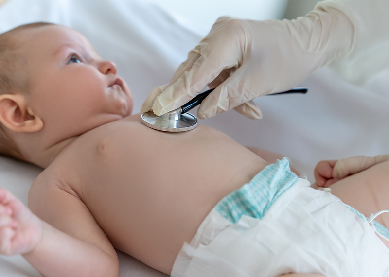 Visita neonatologica con auscultazione di un neonato durante un controllo pediatrico presso Rinnova Medical.