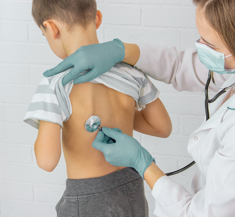 Pediatra durante l’auscultazione del cuore di un bambino nel corso di una visita di cardiologia pediatrica presso Rinnova Medical a Nova Milanese.