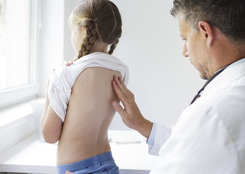 Pediatra durante la valutazione della postura e della colonna vertebrale di una bambina presso Rinnova Medical a Nova Milanese.