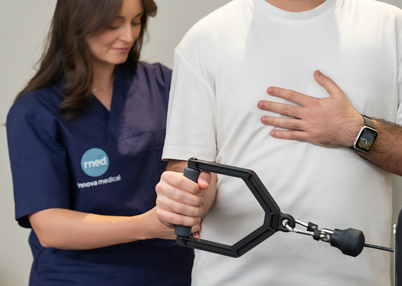 Esercizio di riabilitazione della spalla guidato da una fisioterapista presso Rinnova Medical.