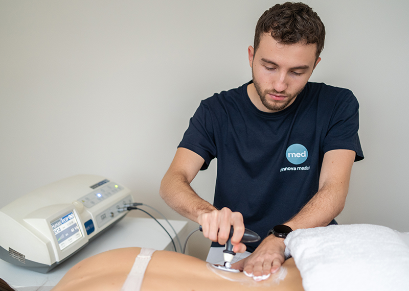 Trattamento di tecarterapia per il recupero muscolare e la riduzione del dolore presso Rinnova Medical Nova Milanese.