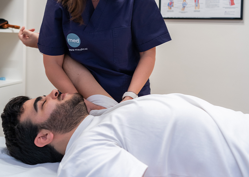 Trattamento di terapia manuale della spalla eseguito da un fisioterapista.